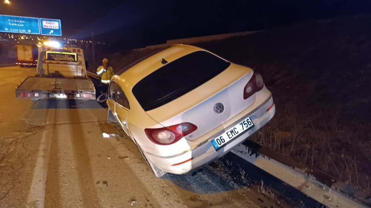 Ankara'da kontrolden çıkan otomobil bariyerlere çıktı