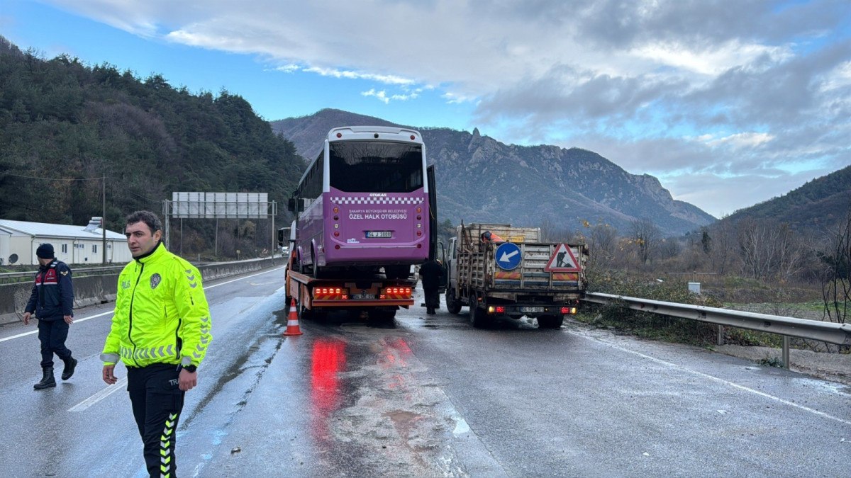 Sakarya'da 6 araçlı zincirleme kaza: 15 hafif yaralı