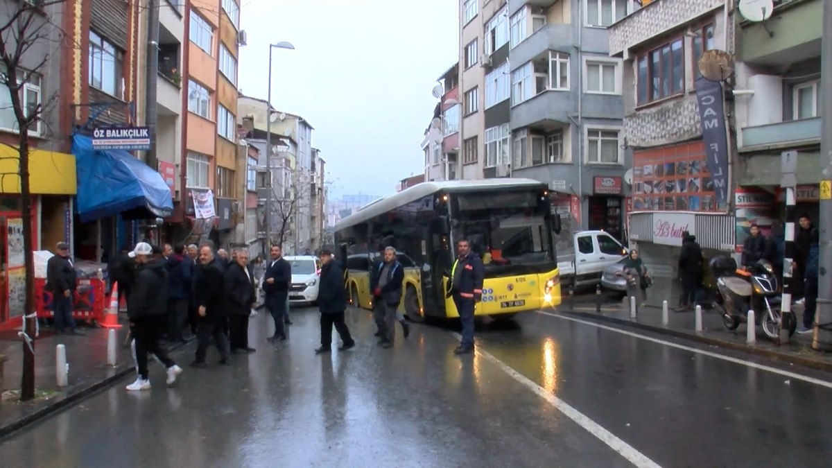 İstanbul'da şehir içi yolcu otobüsü çöken yolda mahsur kaldı