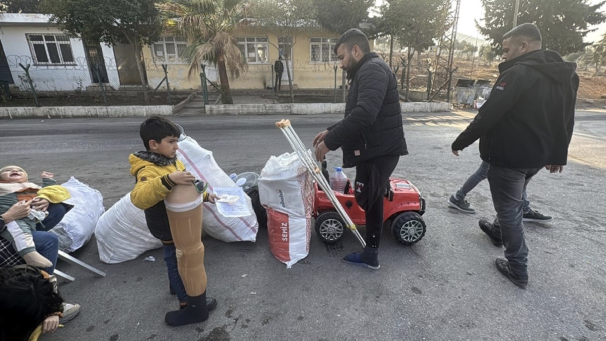 Suriyeli küçük Ömer, yeni hayatına 'ağır yükü' ile döndü