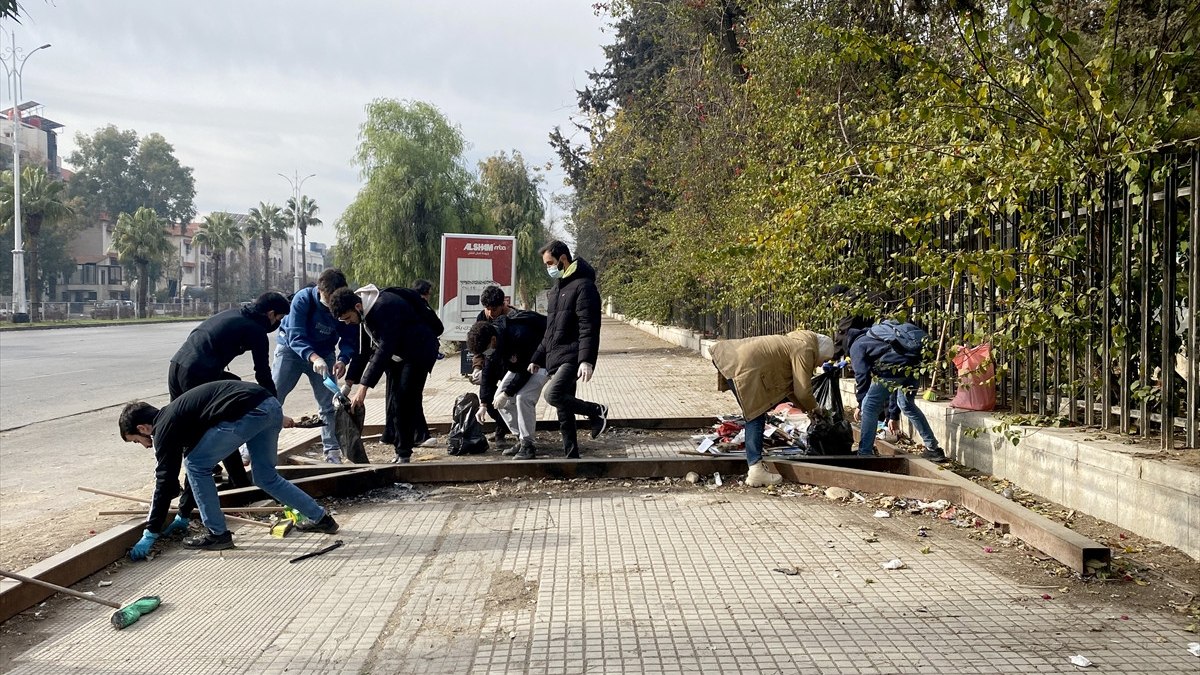 Suriye'nin başkenti Şam'da gönüllü gençler sokakları temizliyor