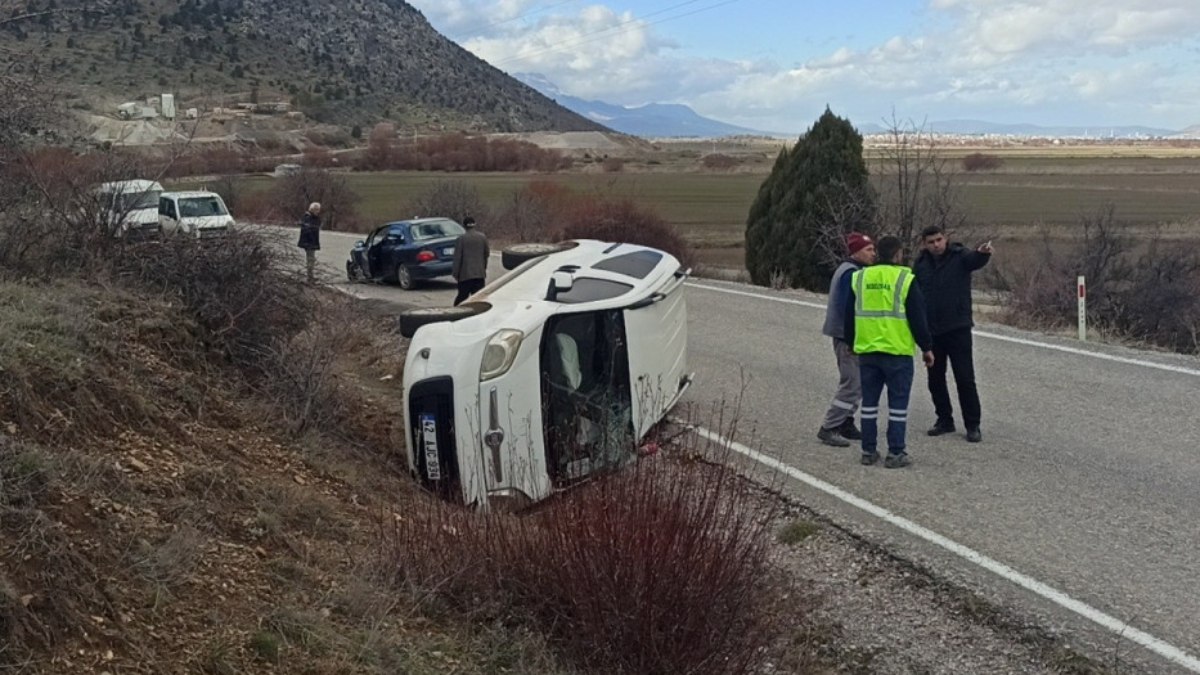 Konya'da hafif ticari araç otomobille çarpıştı: 1 yaralı