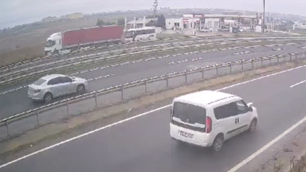 Tekirdağ'da 3 kişinin yaralandığı servis kazası kameraya yansıdı