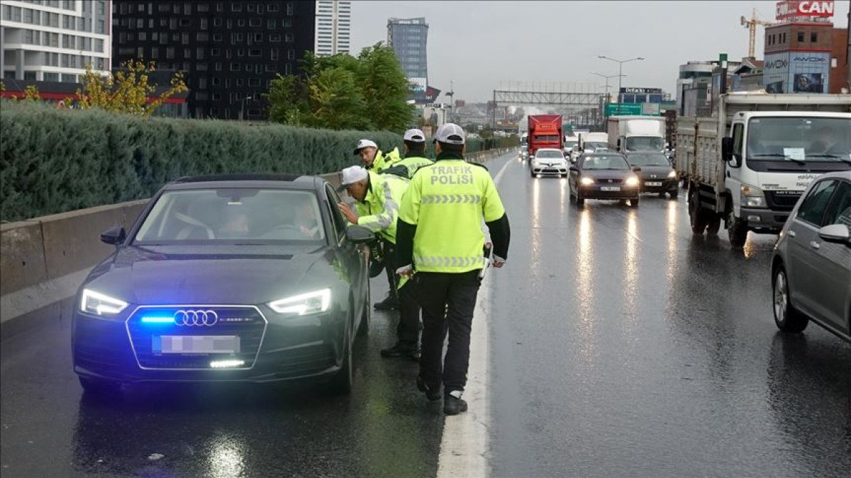 Edirne'de çakar ve siren sistemli araca 218 bin lira ceza uygulandı
