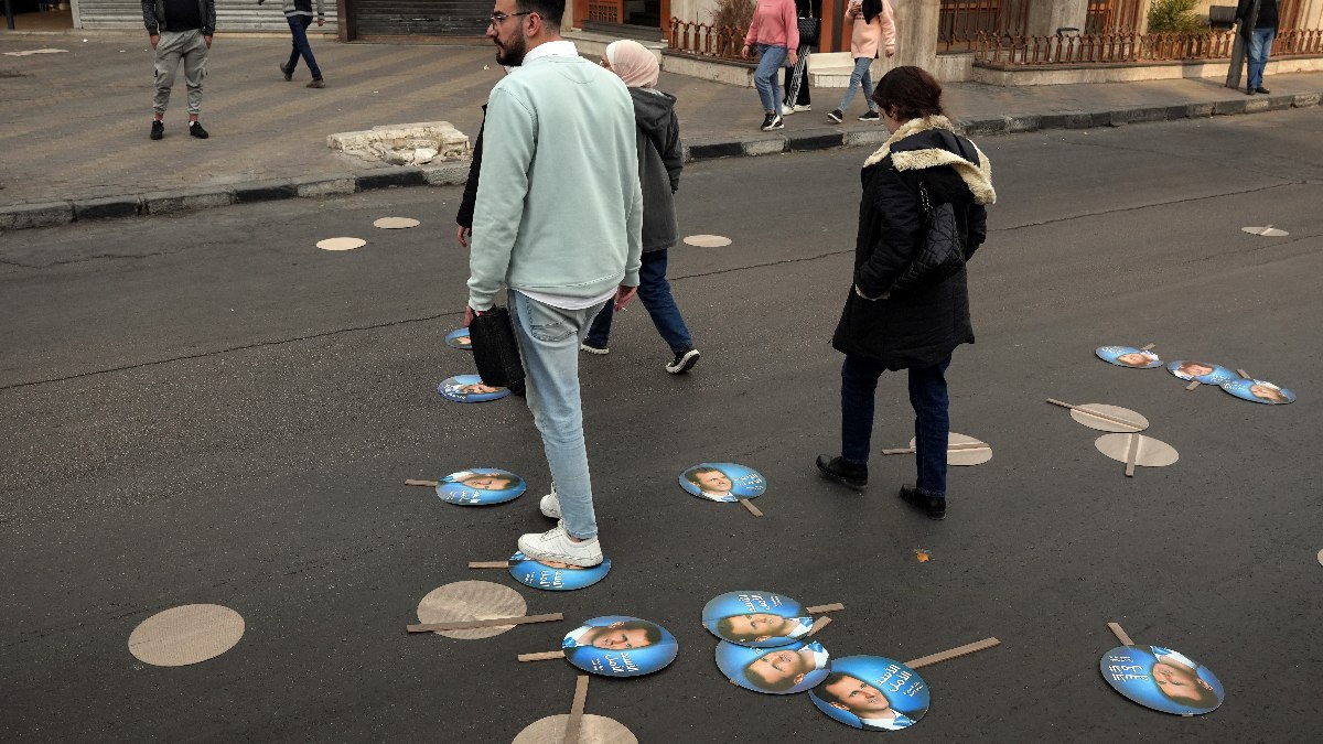 Suriye'de Esad'ın posterleri ayaklar altında