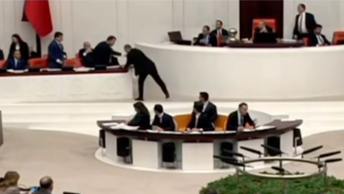 TBMM'de CHP'li vekilin kirli su provokasyonu