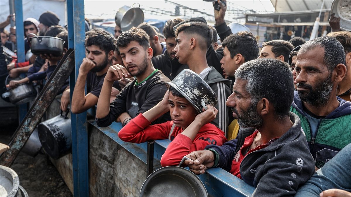 Gazze'de vatandaşlara sıcak yemek dağıtıldı
