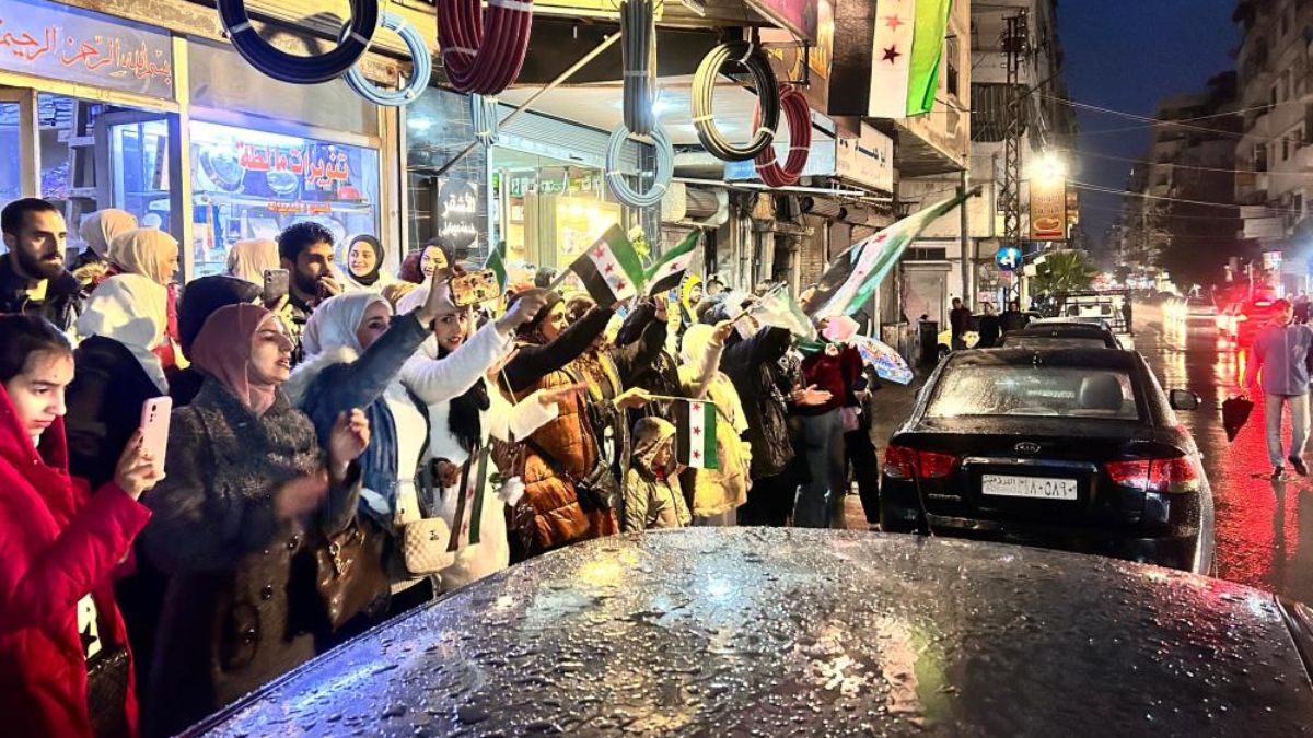 Rejimin simgesi Lazkiye'de Esed'in devrilmesi kutlandı