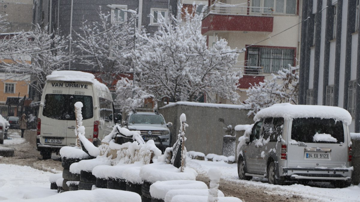 Van'da kar etkili oldu: 131 yerleşim yeri ulaşıma kapandı