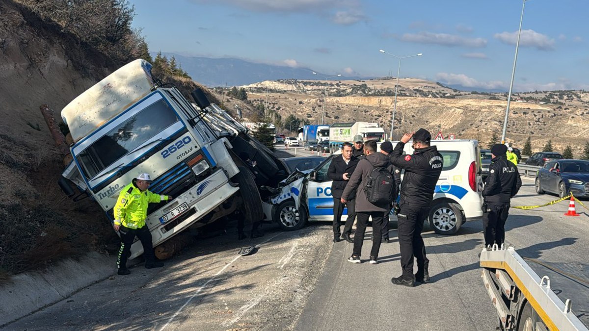 Burdur'da halk otobüsünün polis aracına ve kamyona çarptığı kazada 6 yaralı