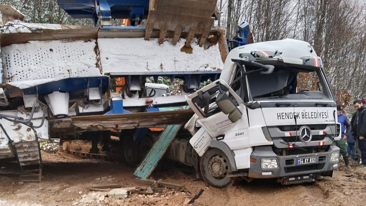 Sakarya'da tır kabininde sıkışan belediye işçisi yaşamını yitirdi