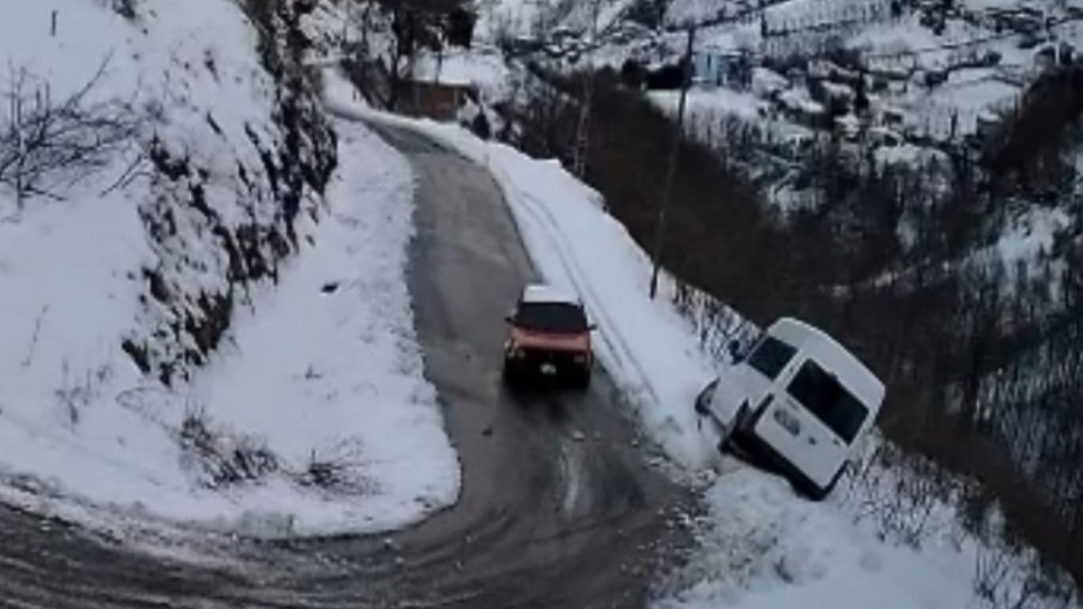 Trabzon'da virajı alamayan minibüs uçuruma yuvarlandı: 1 ölü