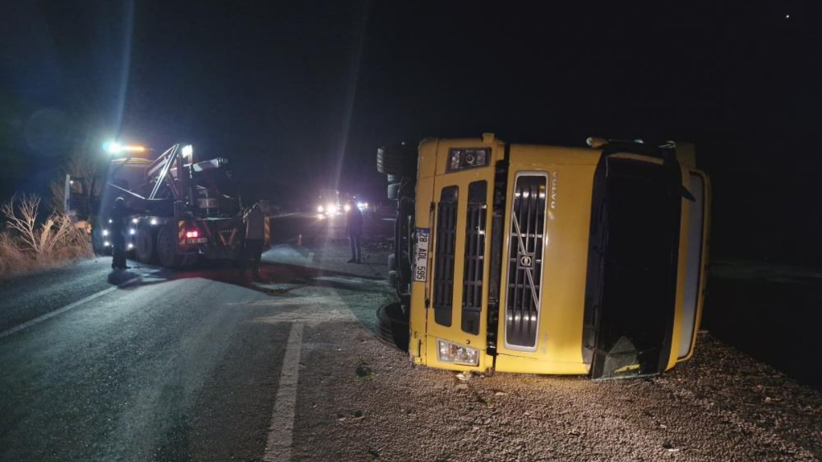 Çorum'da mandalinaların saçıldığı yol trafiğe kapandı