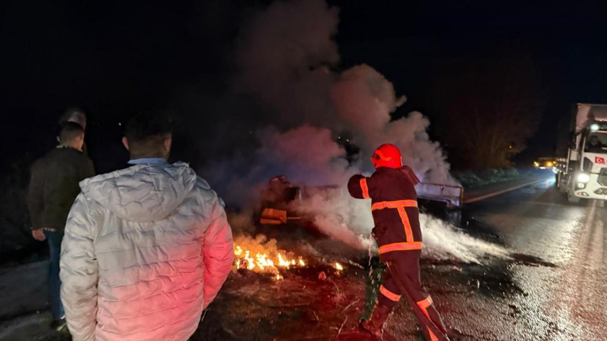 Bursa'da mobilya yüklü kamyonet alev alev yandı