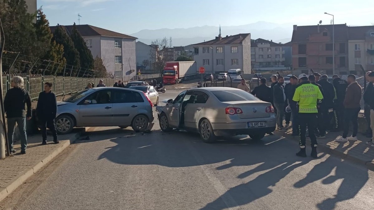 Bursa'da otomobiller kafa kafaya çarpıştı: 4 yaralı