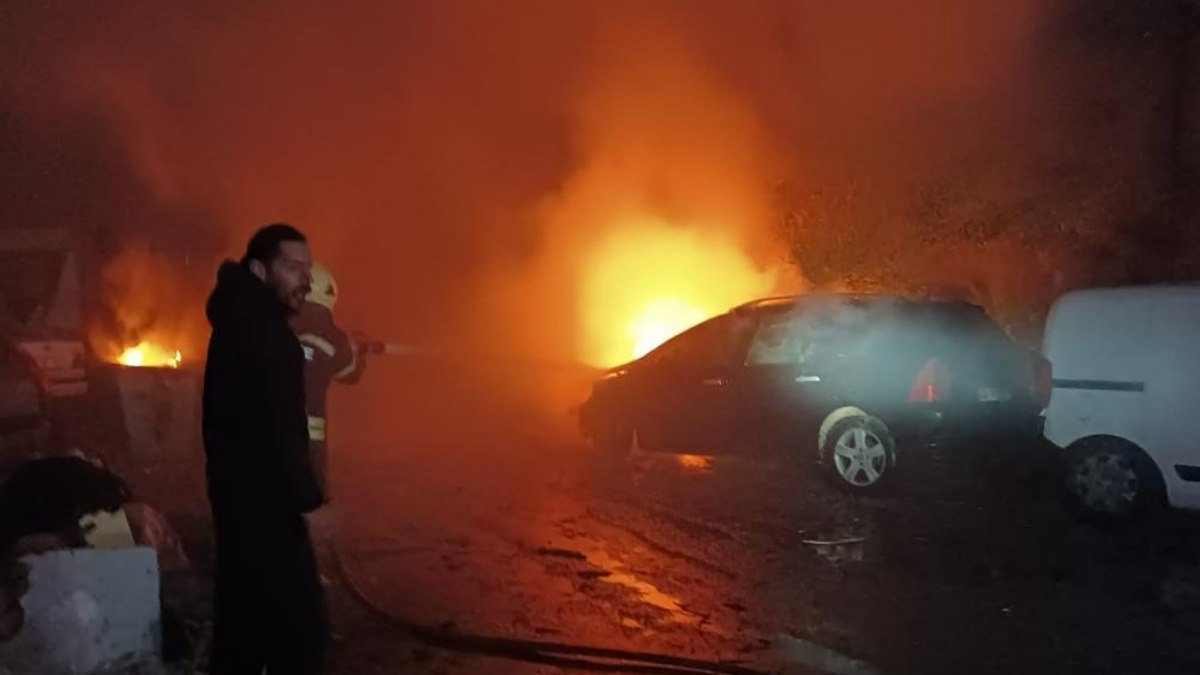 Muğla Bodrum'da sanayi sitesine yıldırım düştü: 2 otomobil yandı