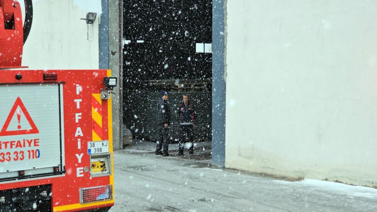 Kayseri'de tamir için girdiği plastik doğrama kazanında öldü