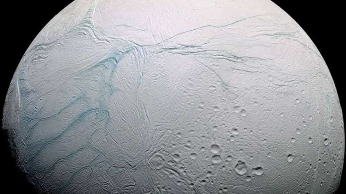 Satürn'ün uydusu Enceladus'ta kaybolan karanlık bir nokta bulundu