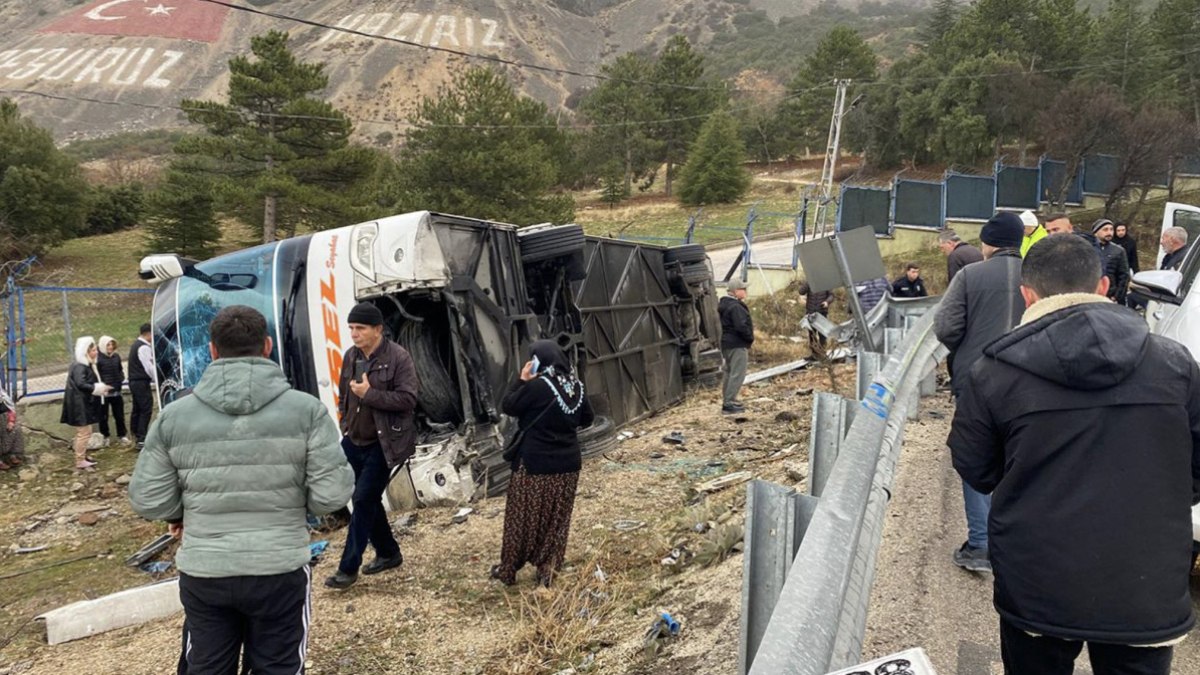 Isparta'da yolcu otobüsü şarampole devrildi: 1 ölü, 18 yaralı