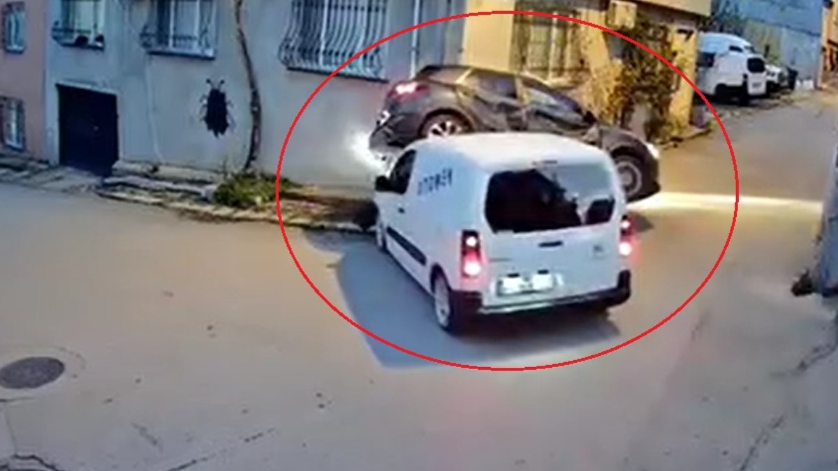 Bursa'da hafif ticari araç, otomobille çarpıştı