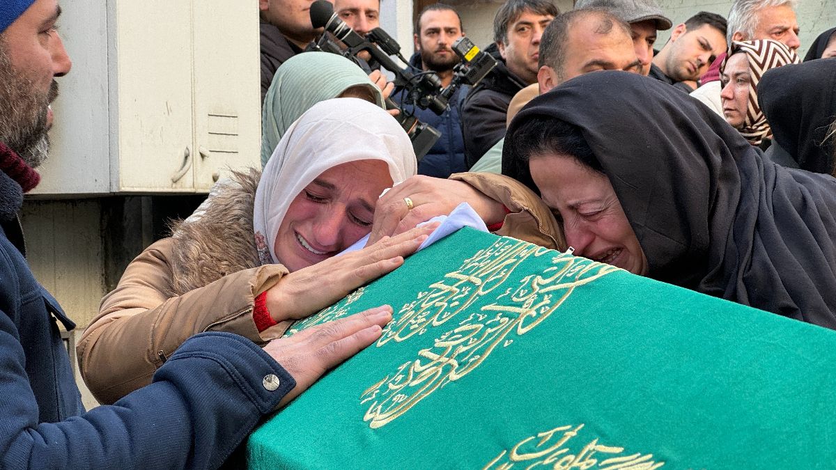 İstanbul'da otobüsün ezdiği kadın son yolculuğuna uğurlandı: Gözyaşları sel oldu