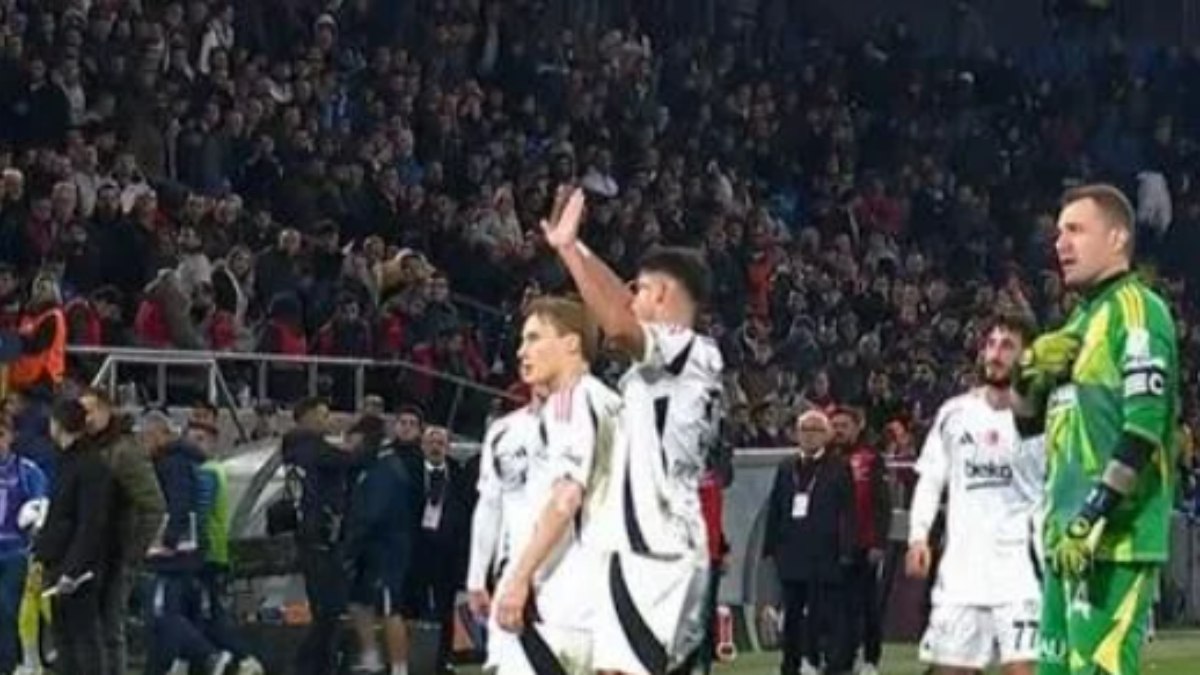 Beşiktaş taraftarı, oyuncularını ikinci yarı öncesi tribüne çağırdı