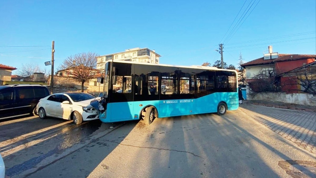 Kırıkkale'de otobüs ile otomobil çarpıştı: 7 yaralı