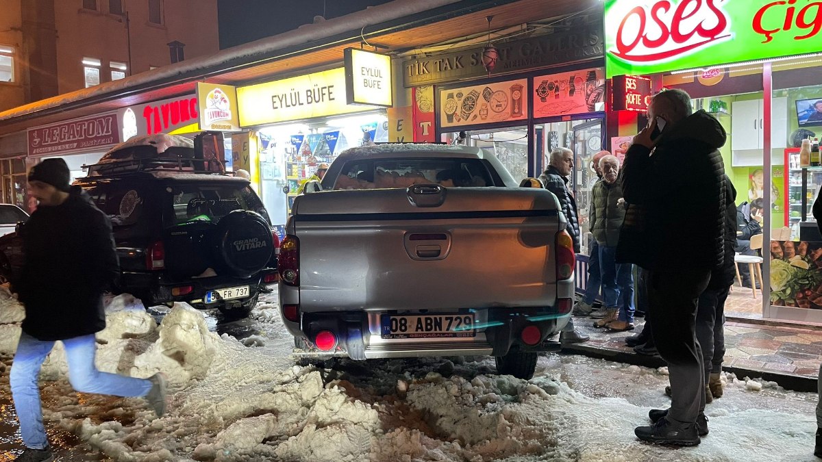 Artvin'de kontrolden çıkan kamyonet iş yerine daldı: 2 yaralı