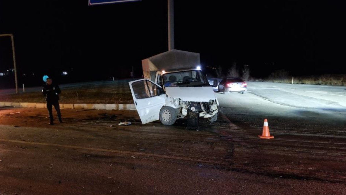 Çorum'da otomobil ile kamyonet çarpıştı: 2'si ağır 6 yaralı