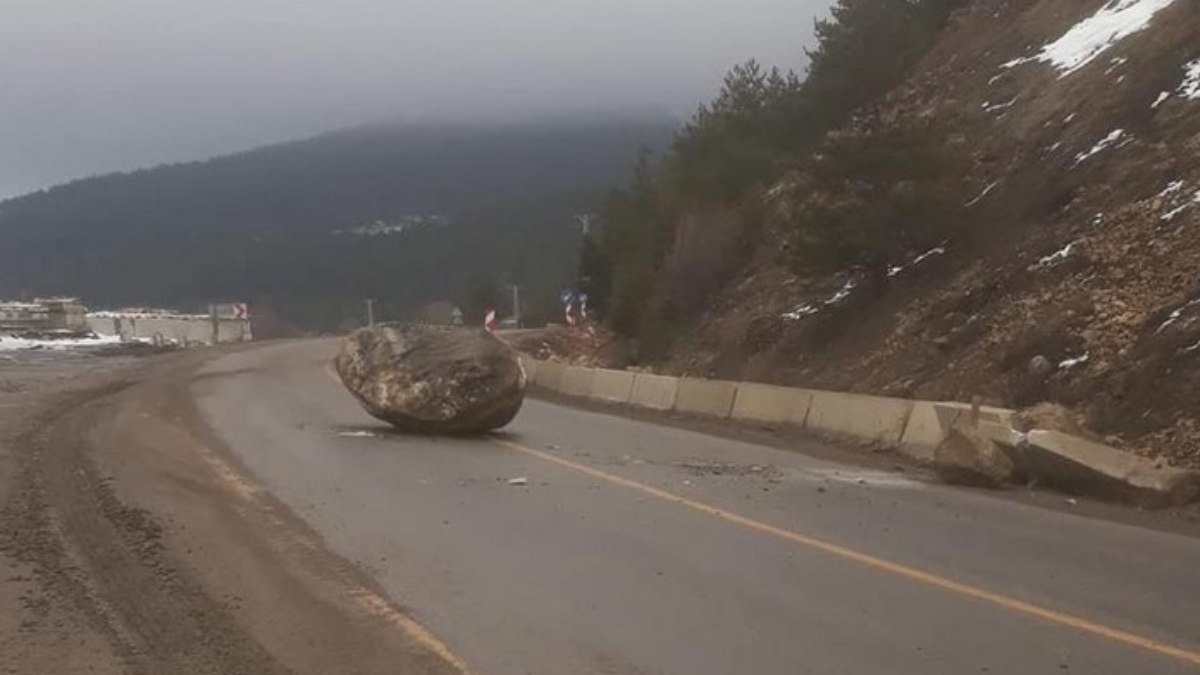 Kastamonu'da dağdan kopan kaya yola düştü