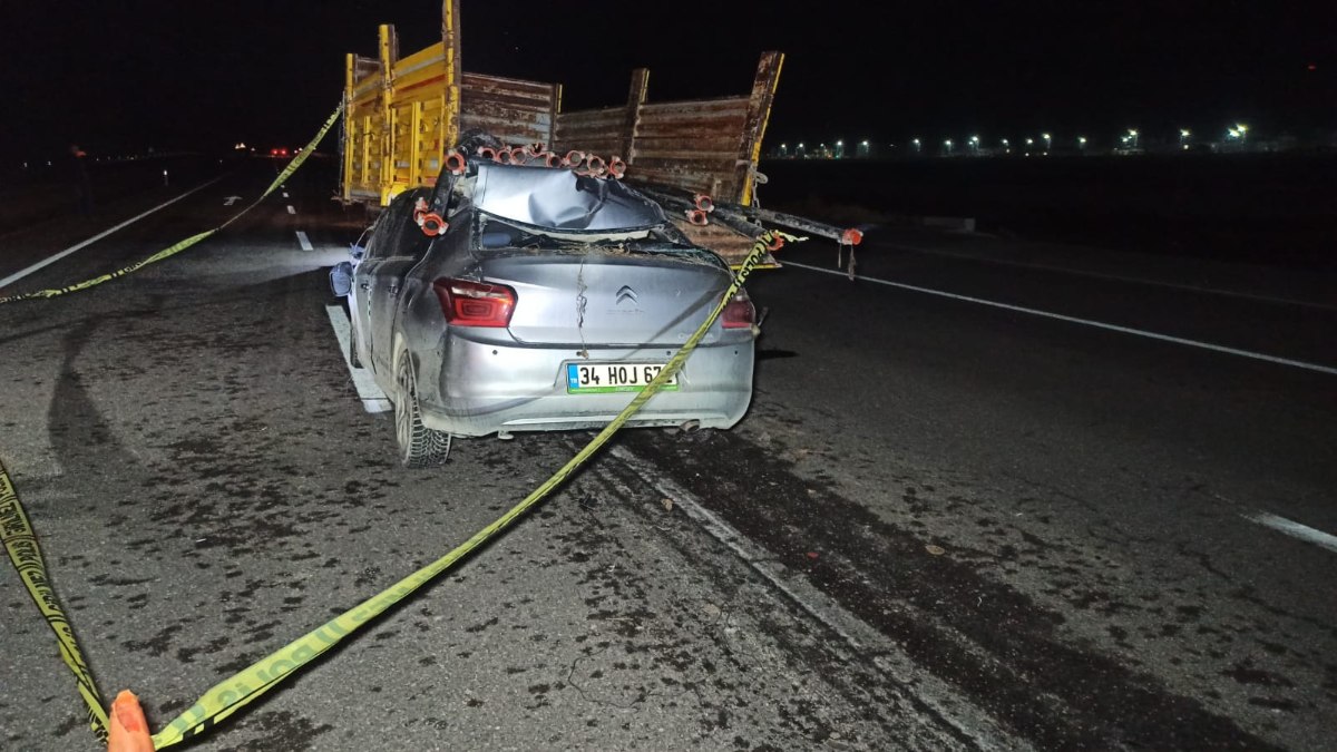 Konya'da traktör römorkuna ok gibi saplanan otomobilin sürücüsü can verdi