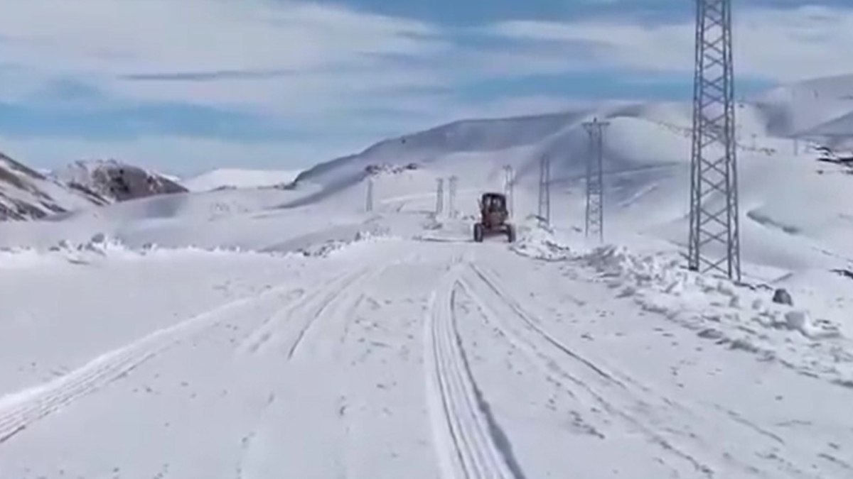 Şırnak'ta kardan kapanan yol açıldı