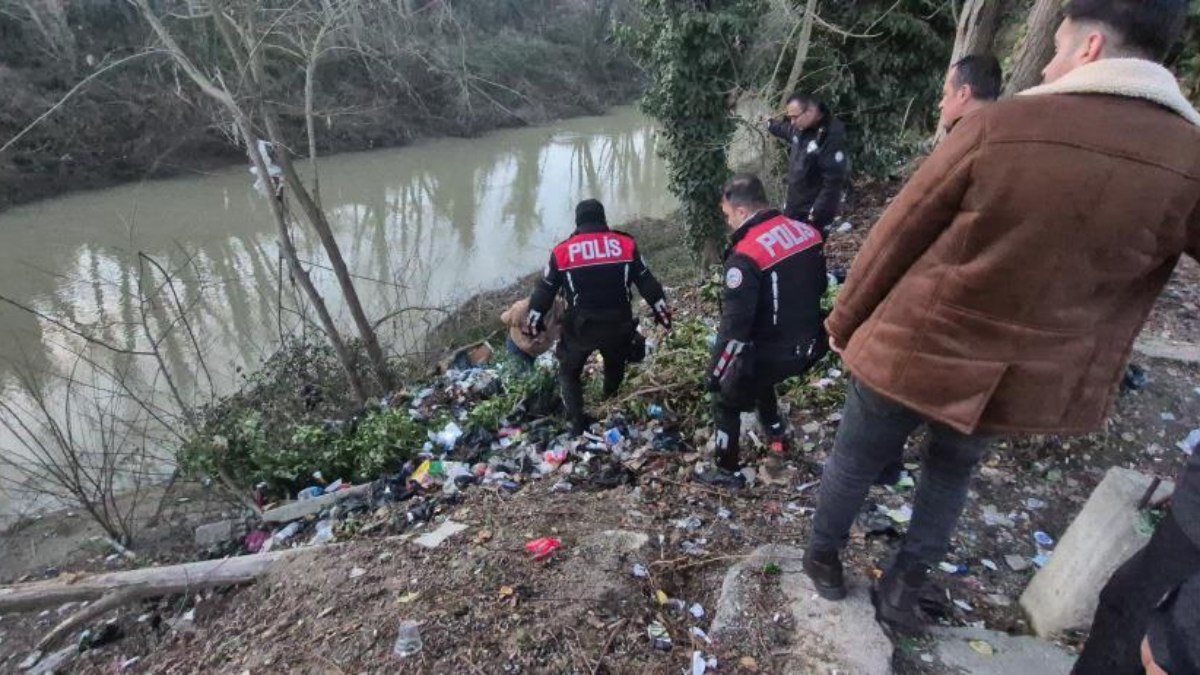 Bartın'da alkollü şahıs  ayakkabısını telefon zannetti, annesini aradığını söyledi