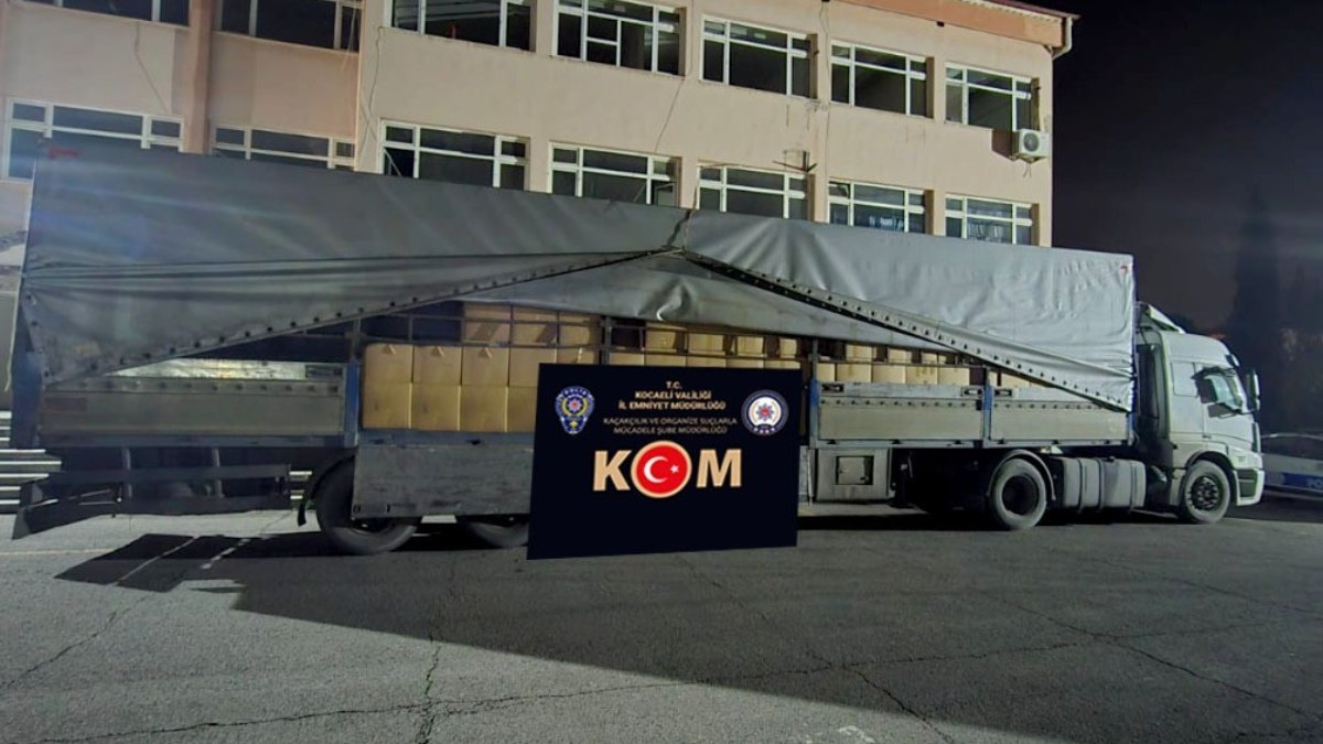 Kocaeli'de durdurulan tırda 5 ton 250 kilogram gümrük kaçağı tütün ele geçirildi