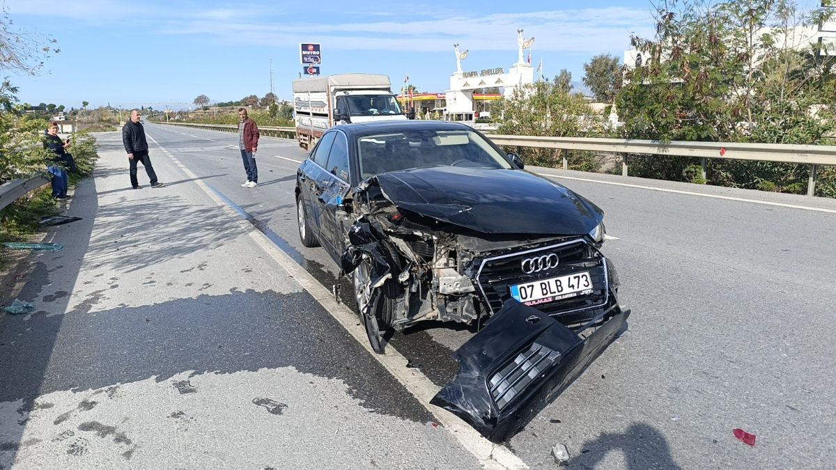 Antalya'da tırın sürüklediği araçtan burunları kanamadan çıktılar
