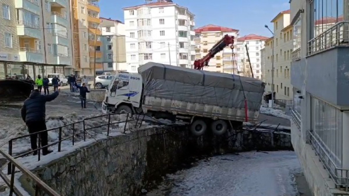 Bitlis'te buzda kayan kamyon, derenin duvarında asılı kaldı