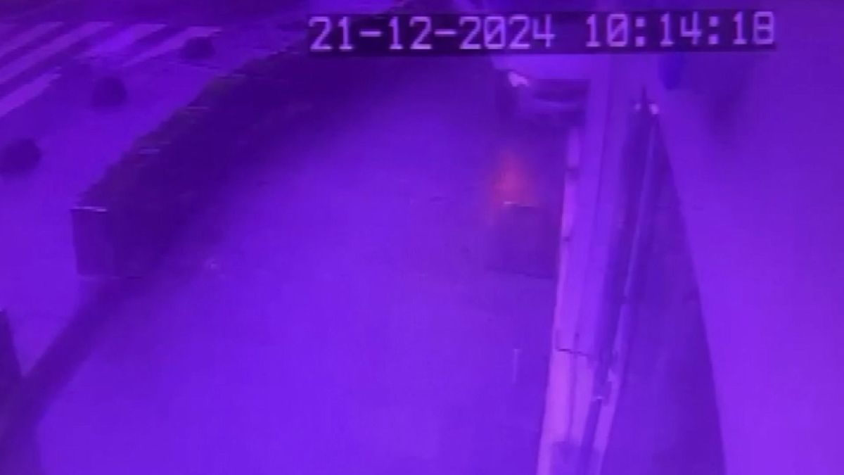 İstanbul’da otomobil giyim mağazasına girdi