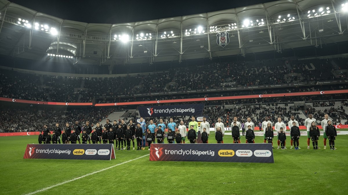 Beşiktaş tribünlerinden tepki! Hasan Arat paralar nerede?