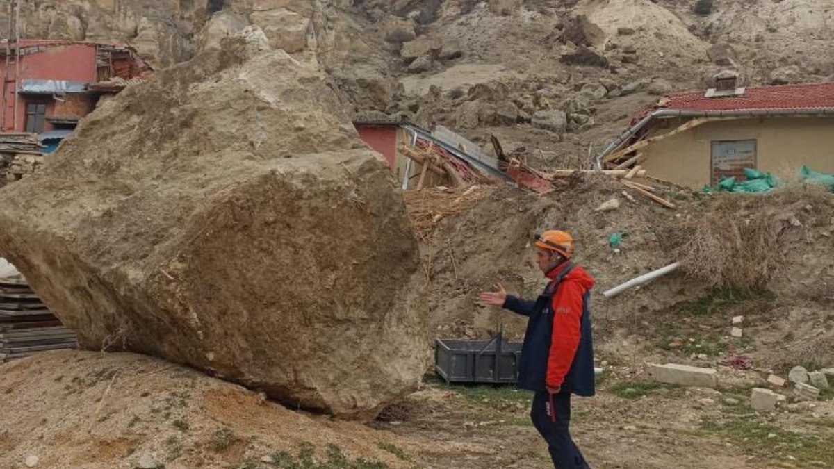 Konya'da dağdan kopan kaya ahırın üzerine düştü: Büyükbaş telef oldu