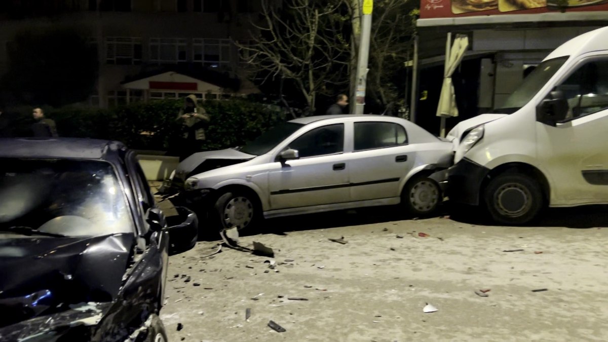 Sakarya'da park halindeki araçlara çarptı: 1 yaralı