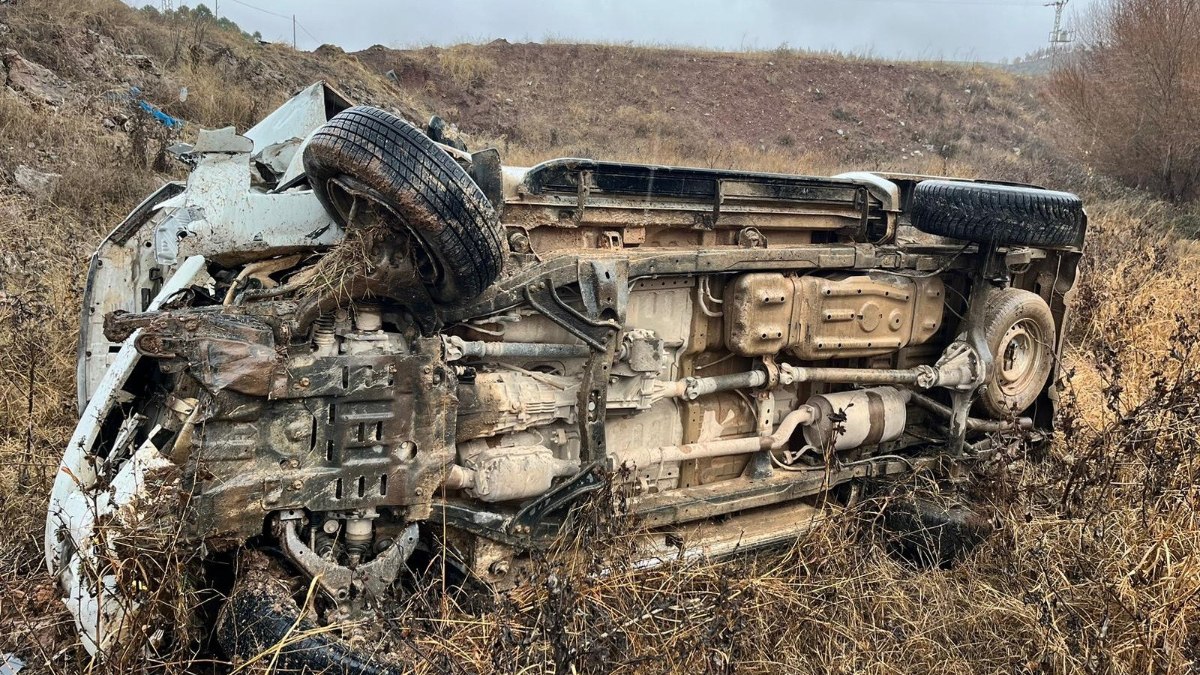 Adıyaman'da kamyonet şarampole yuvarlandı