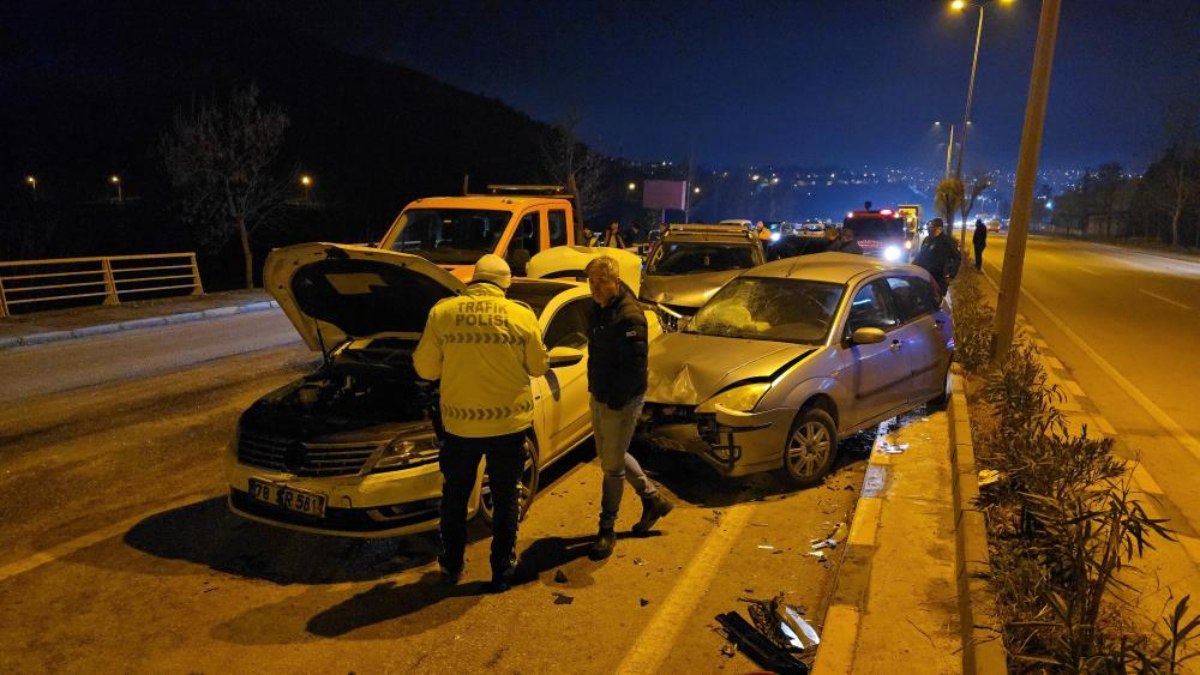 Karabük'te beş aracın karıştığı zincirleme kaza: 5 yaralı