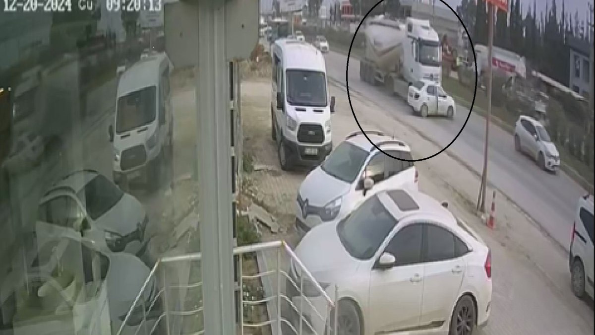 Hatay'da beton mikseri otomobili sürükledi