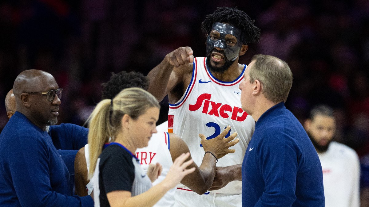 NBA'da olay! Joel Embiid, kadın hakemin üzerine yürüdü