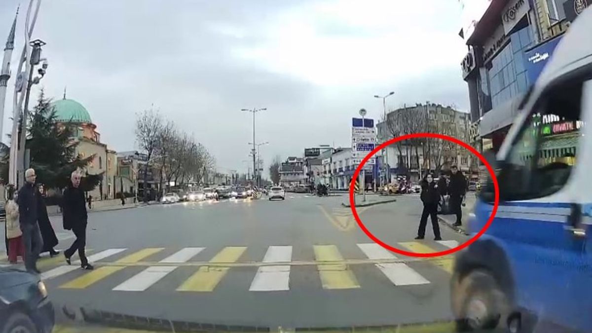 Sakarya’da kırmızı ışıkta geçen minibüsün yayaya çarpmasına ramak kaldı