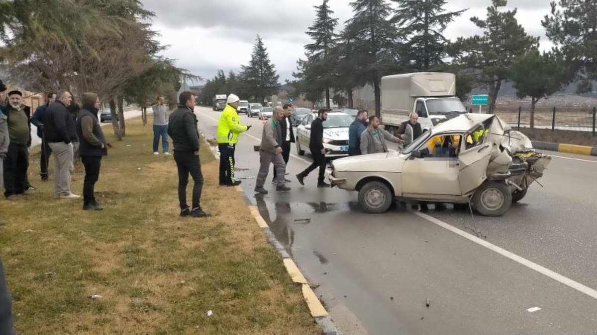 Isparta'da kamyonetin çarptığı otomobilin sürücüsü öldü