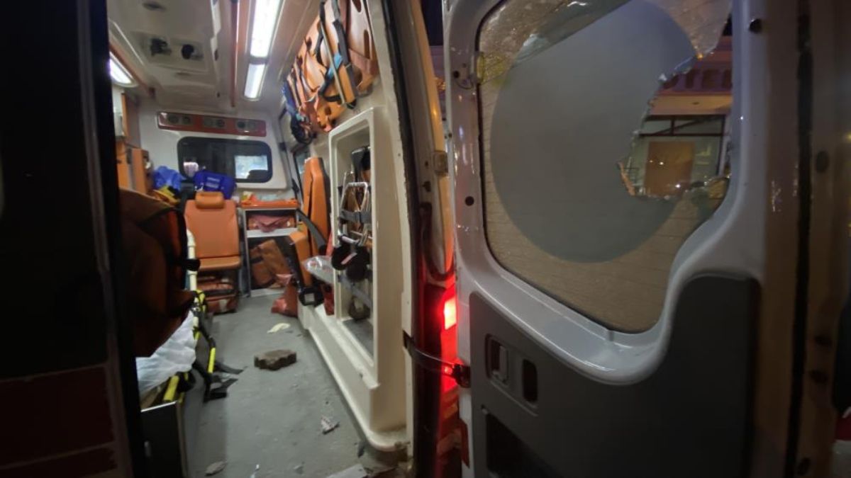 Diyarbakır'da hasta taşıyan ambulans taşlı saldırıya uğradı