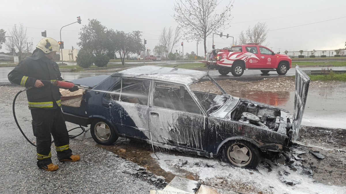 Antalya'da Tofaş marka araç, şiddetli yağmura rağmen yanarak kullanılamaz hale geldi