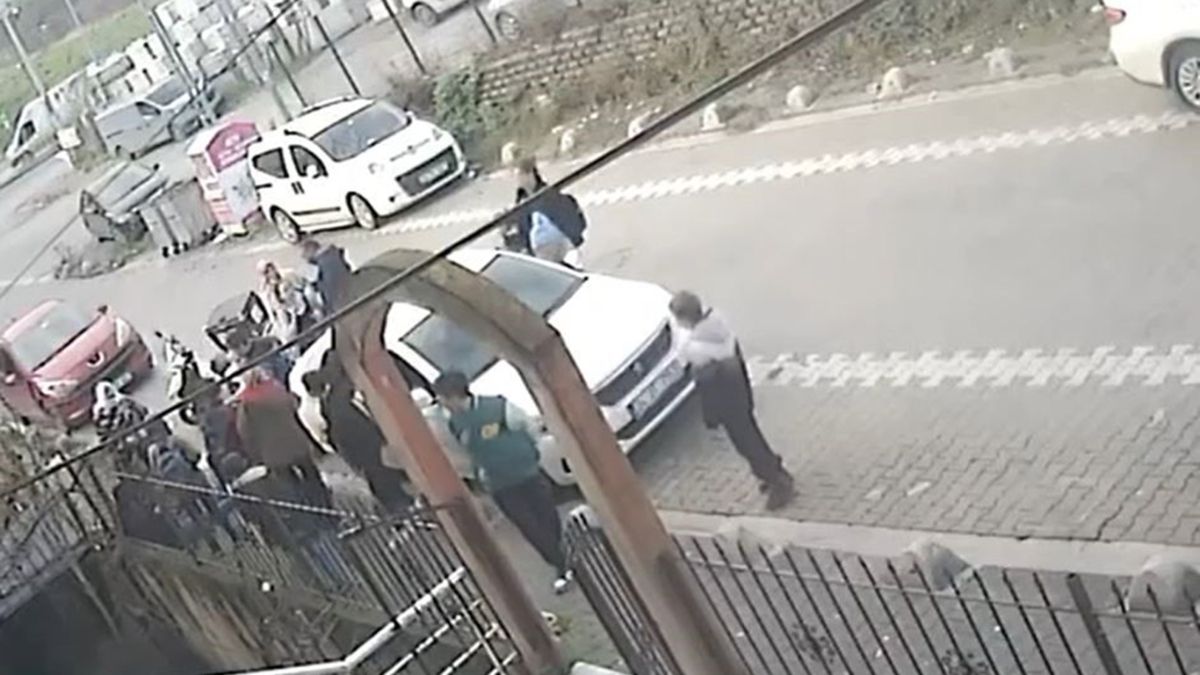 İstanbul Esenyurt'ta yolda yürüyen genç silahlı saldırıda yaralandı