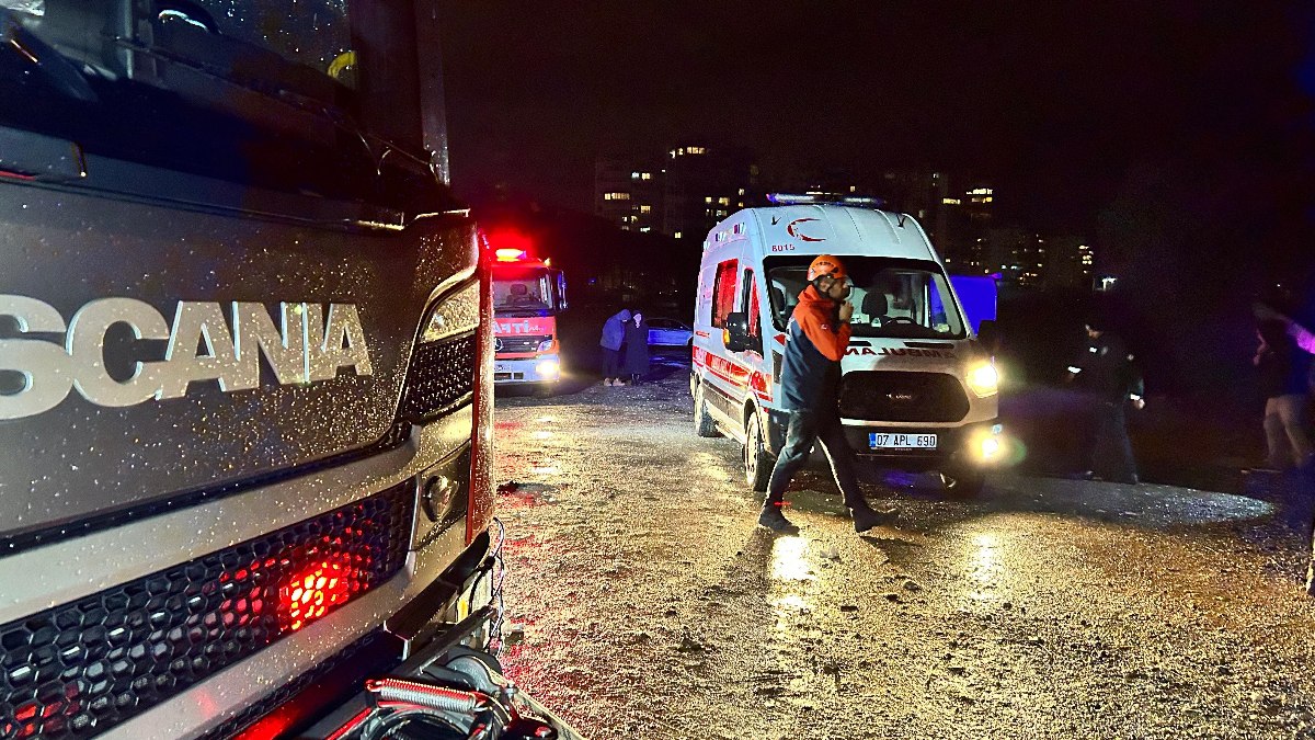 Antalya'da falezlerden denize uçan otomobil aranıyor